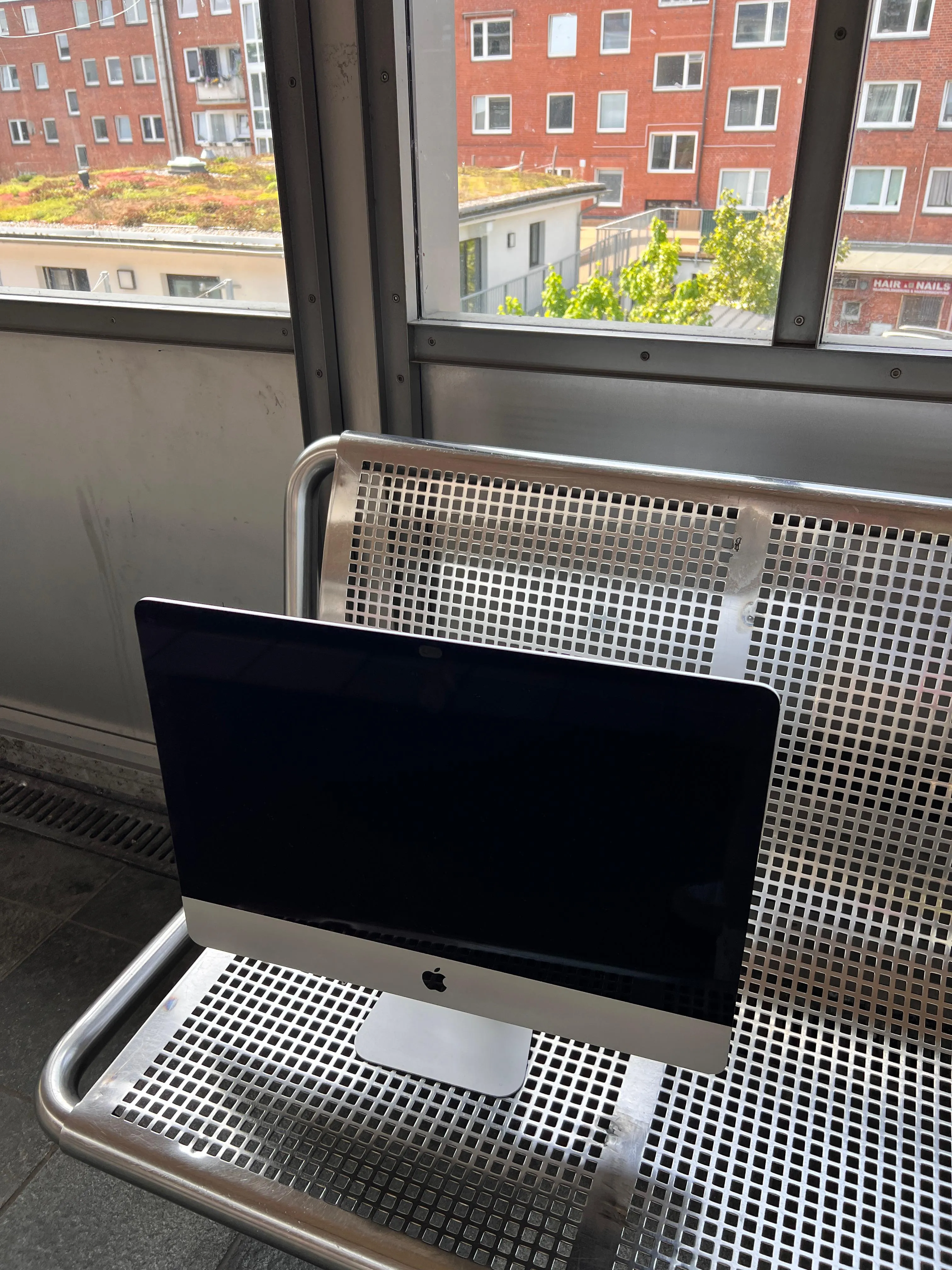 A picture of 2013 imac standing on the bench on the U-Bahn station