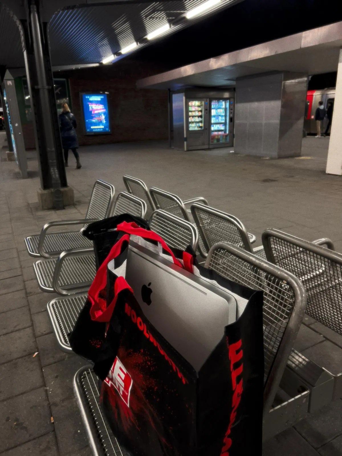 A picture of an iMac in a bag standing on the U-Bahn station bench